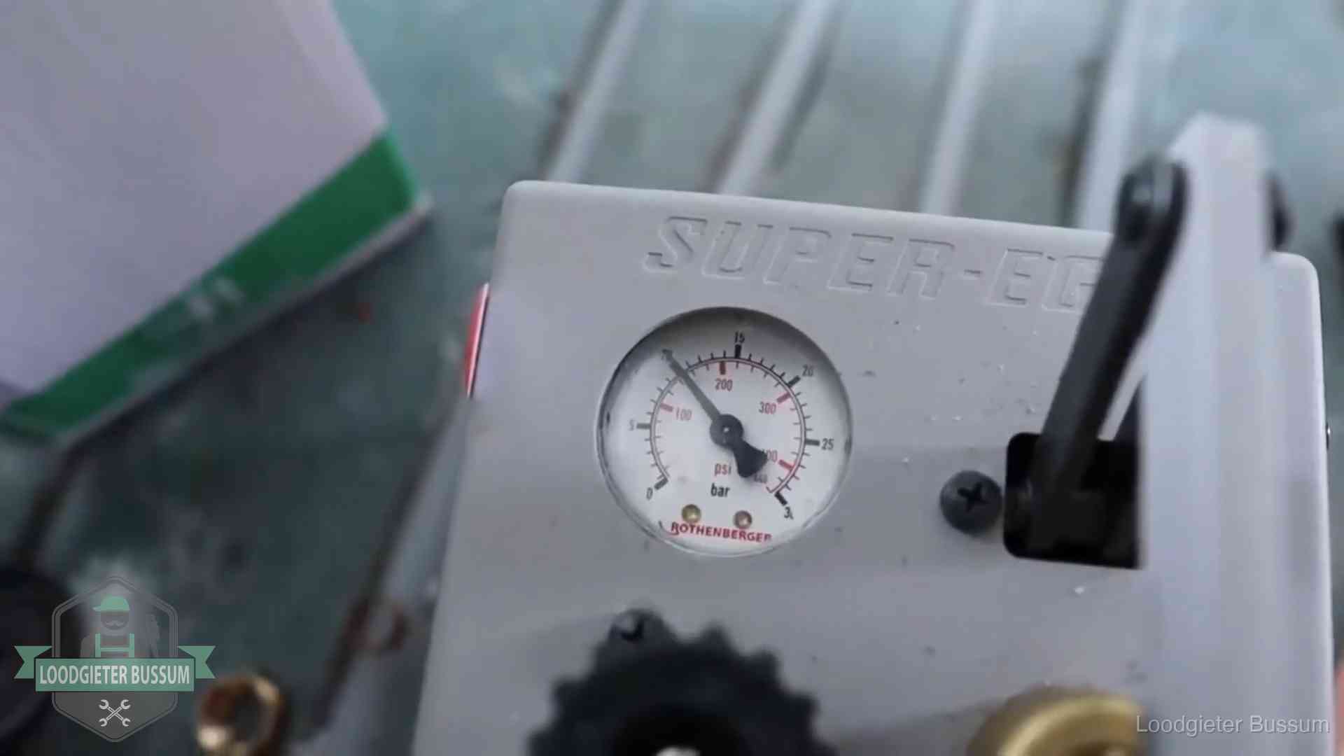 Manometer van een afperspomp bij controle van nieuw leidingwerk in Bussum