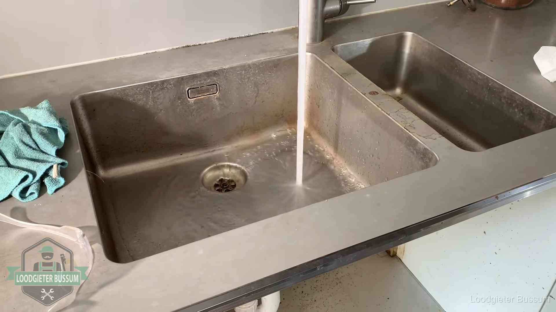 Doorstroomtest van de afvoer bij een gootsteen in Bussum