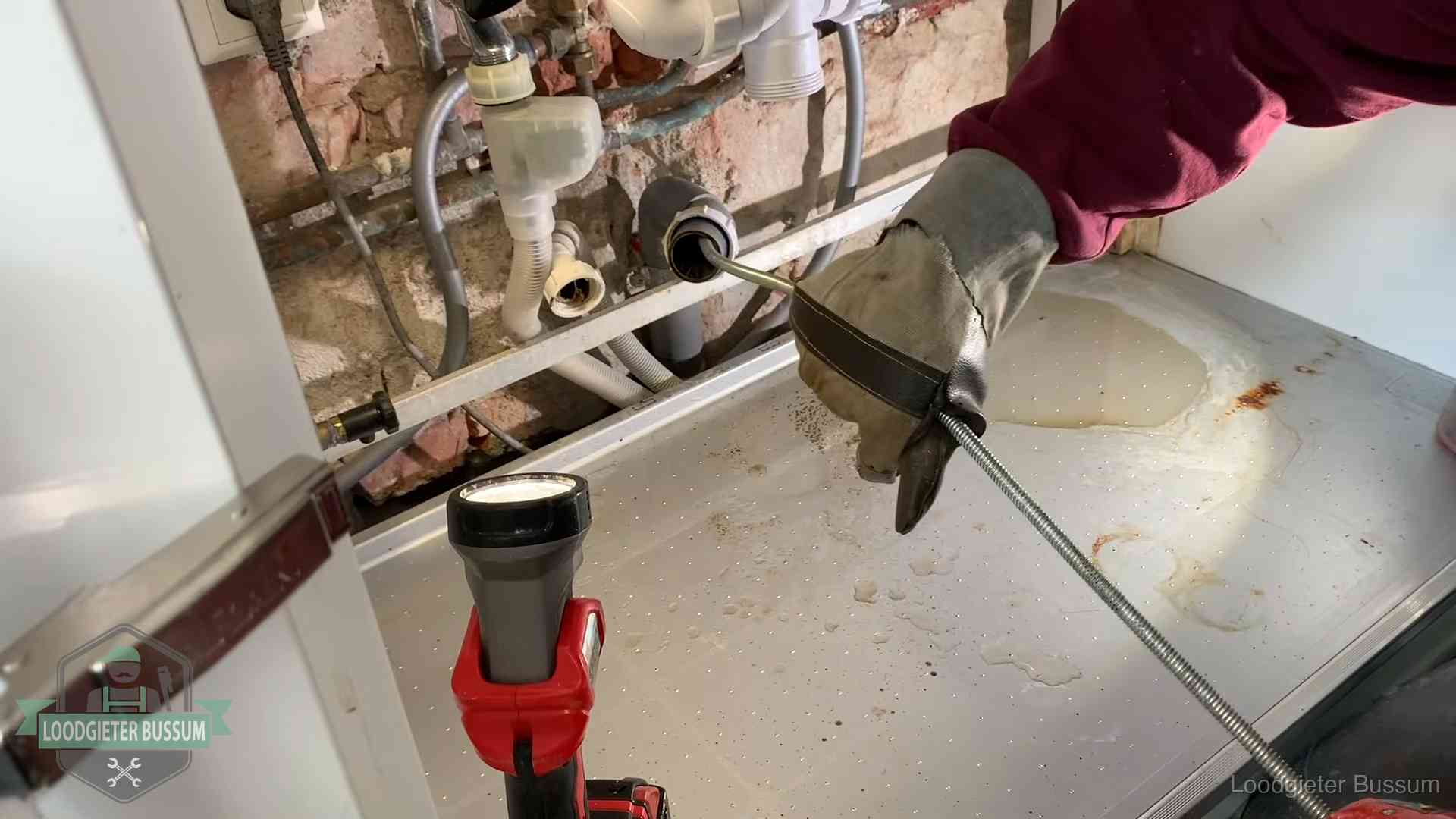 Ontstoppingsveer wordt preventief door een afvoeraansluiting gehaald in Bussum