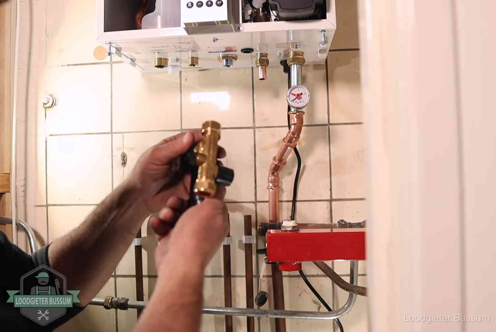 Zelf cv-druk bijvullen in Bussum Vulkraan en manometer onder een cv-ketel voor het bijvullen van de waterdruk in Bussum