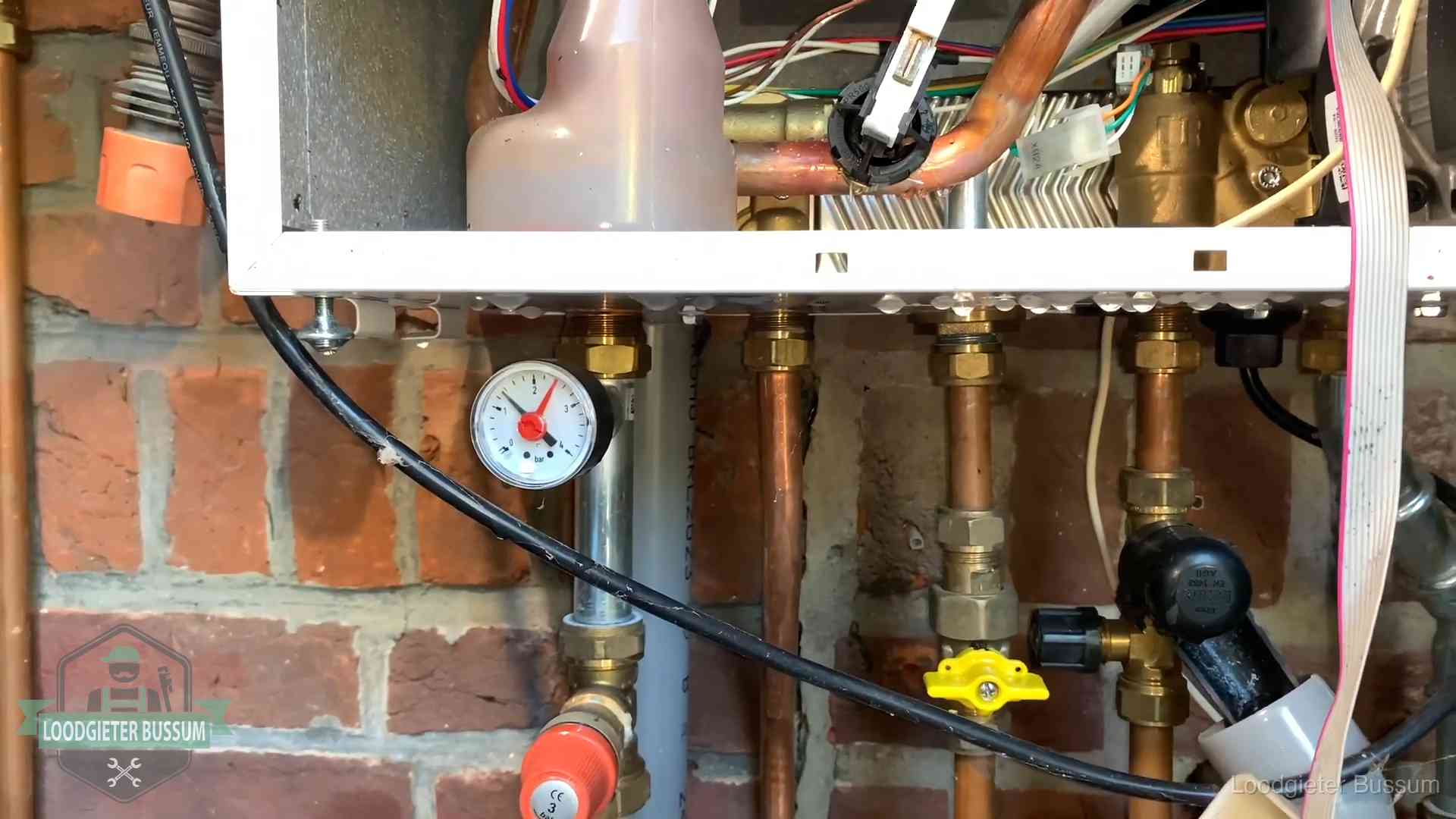 Manometer en aansluitleidingen onder een cv-ketel in Bussum bij controle op drukverlies