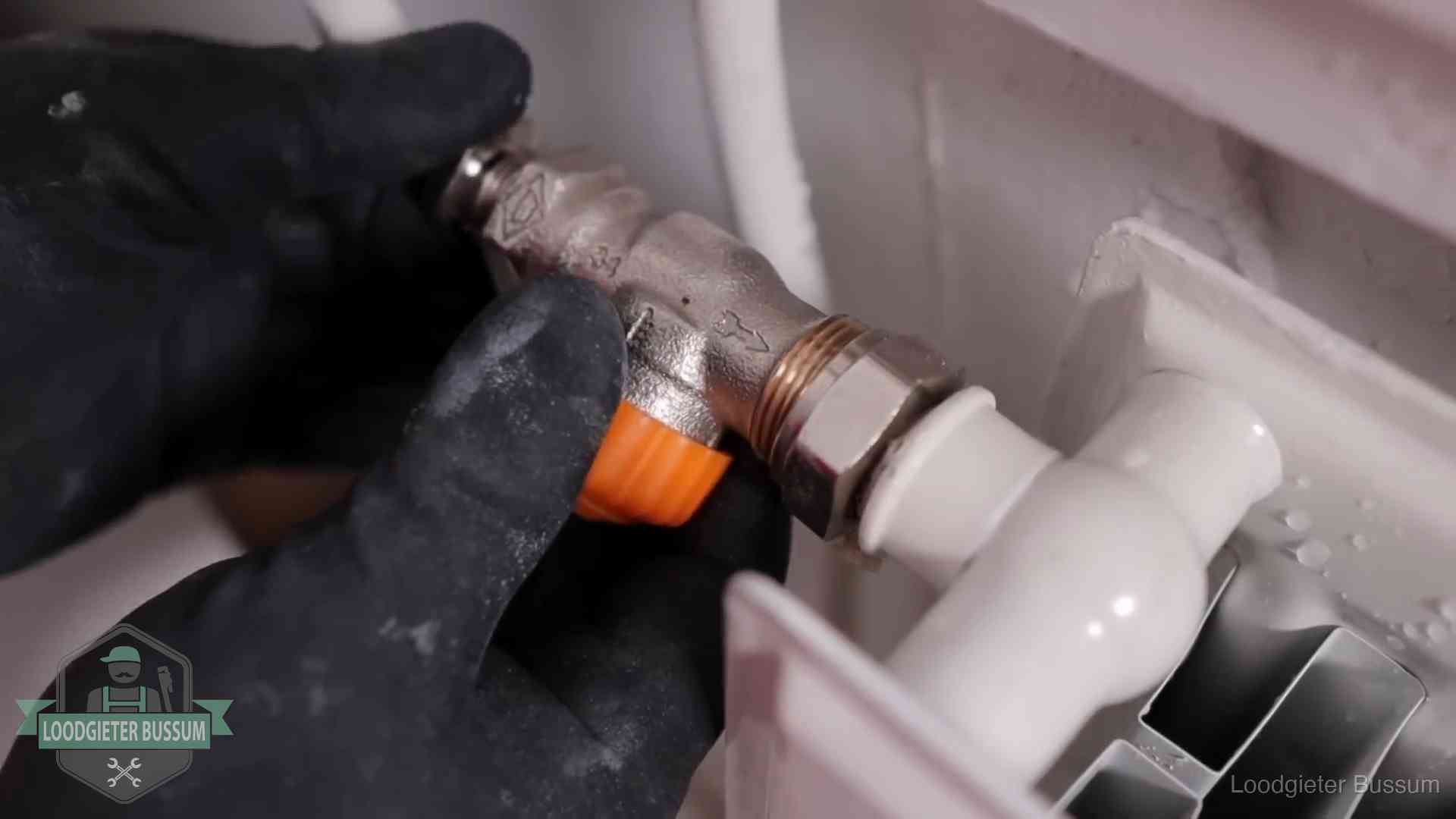 Je cv winterklaar maken in Bussum Thermostaatkraan wordt gemonteerd op een radiator in Bussum voor het stookseizoen