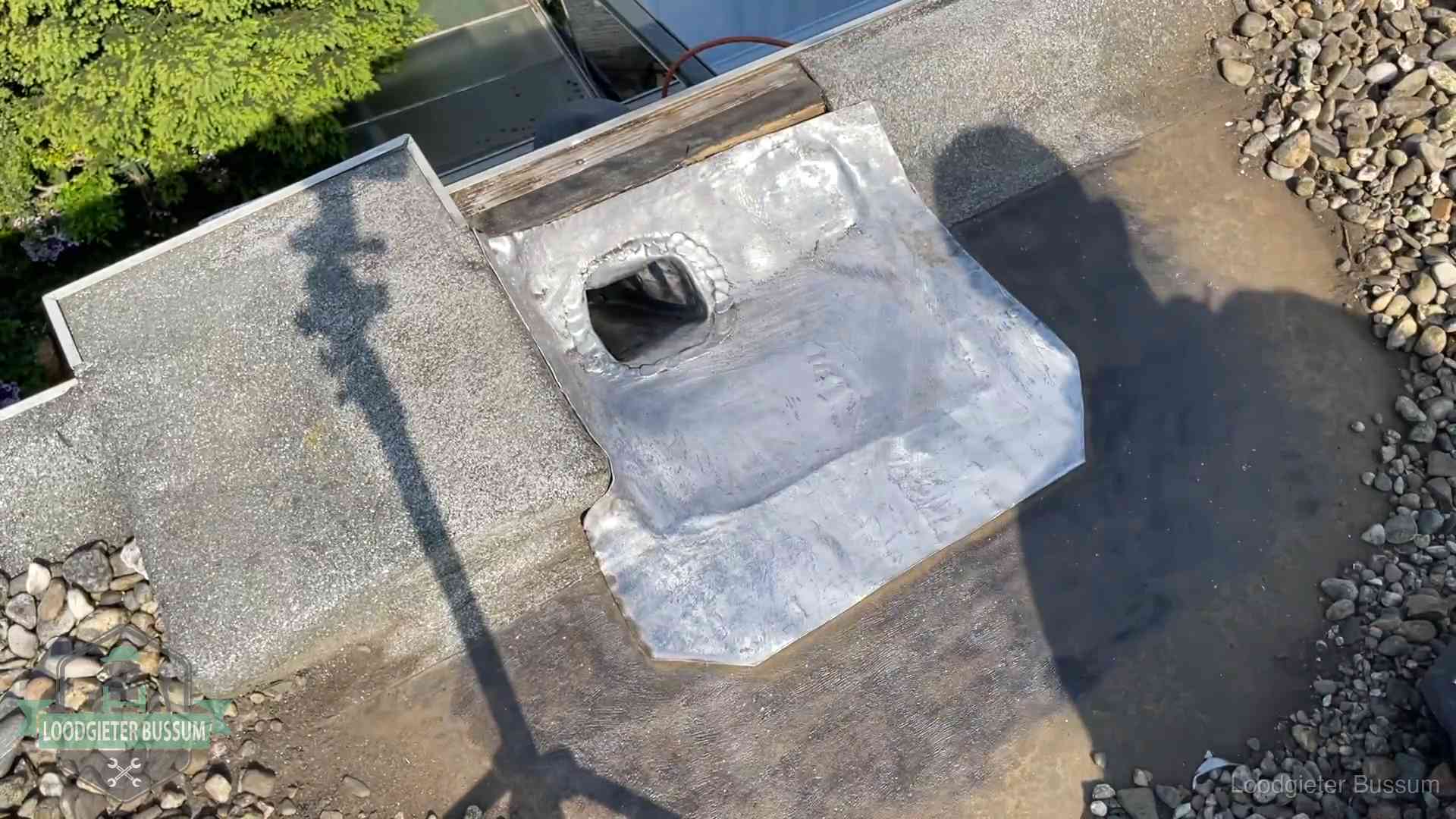 Noodafdichting bij daklekkage in Bussum Vers afgedichte dakdoorvoer met lood en zink op een plat dak in Bussum