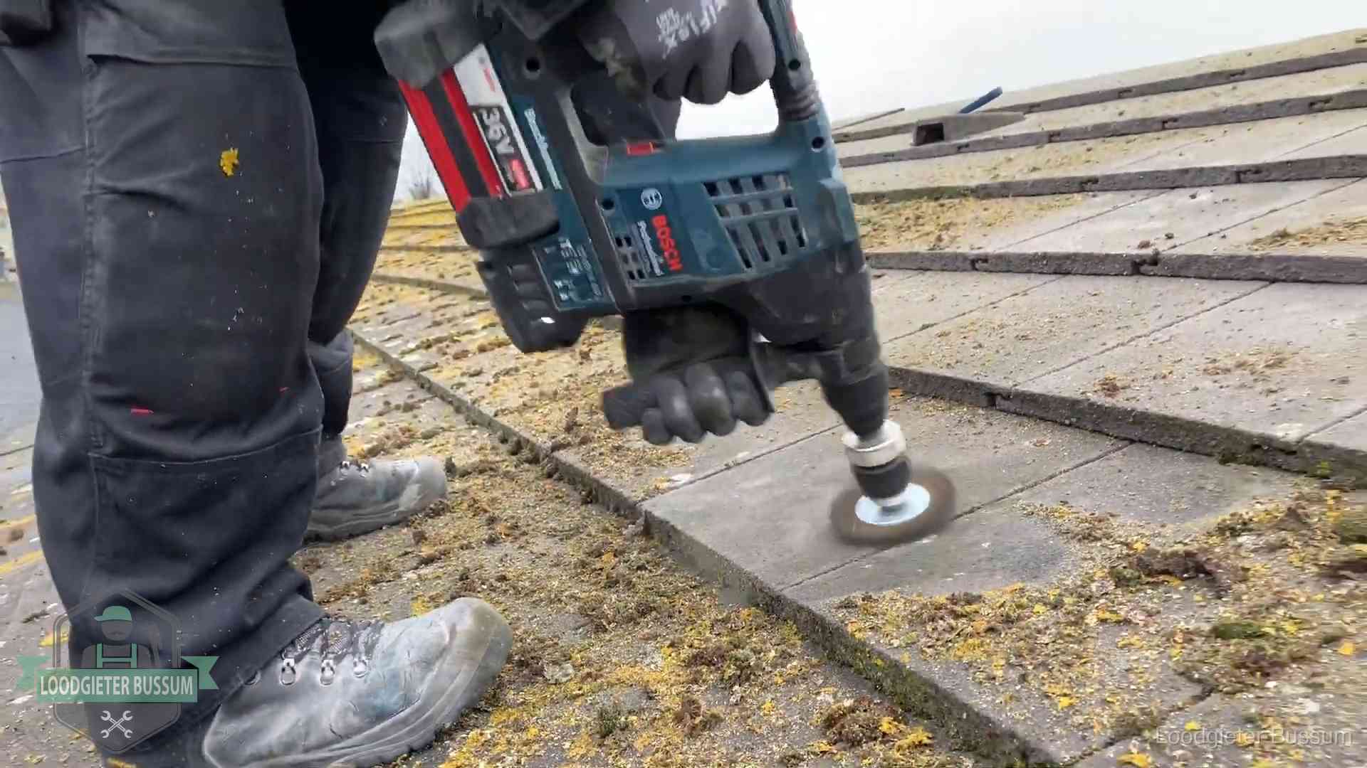 Dakonderhoud en preventie in Bussum Betonnen dakpannen worden machinaal gereinigd tijdens dakonderhoud in Bussum