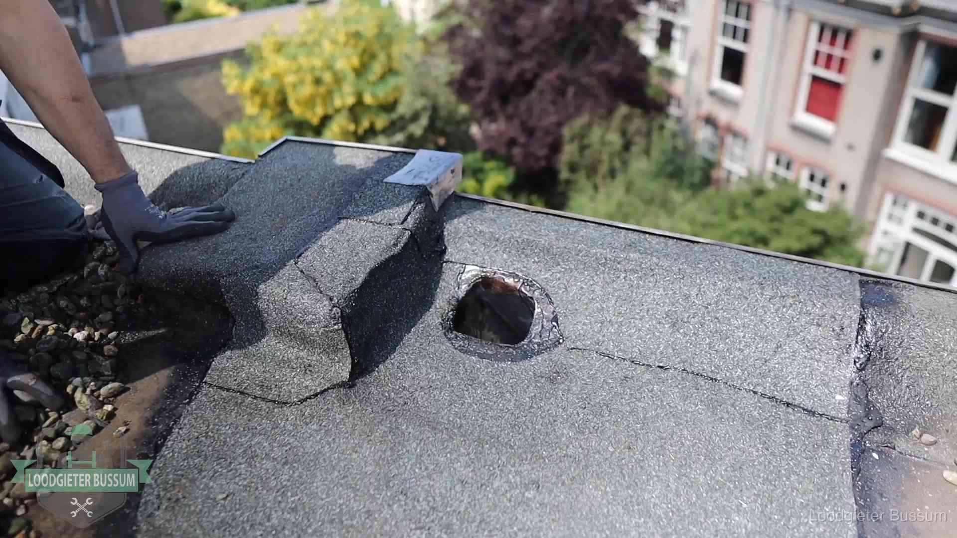 Daklekkage-inspectie op een plat dak in Bussum Loodgieter inspecteert een beschadigd bitumen plat dak tijdens een daklekkage-inspectie in Bussum