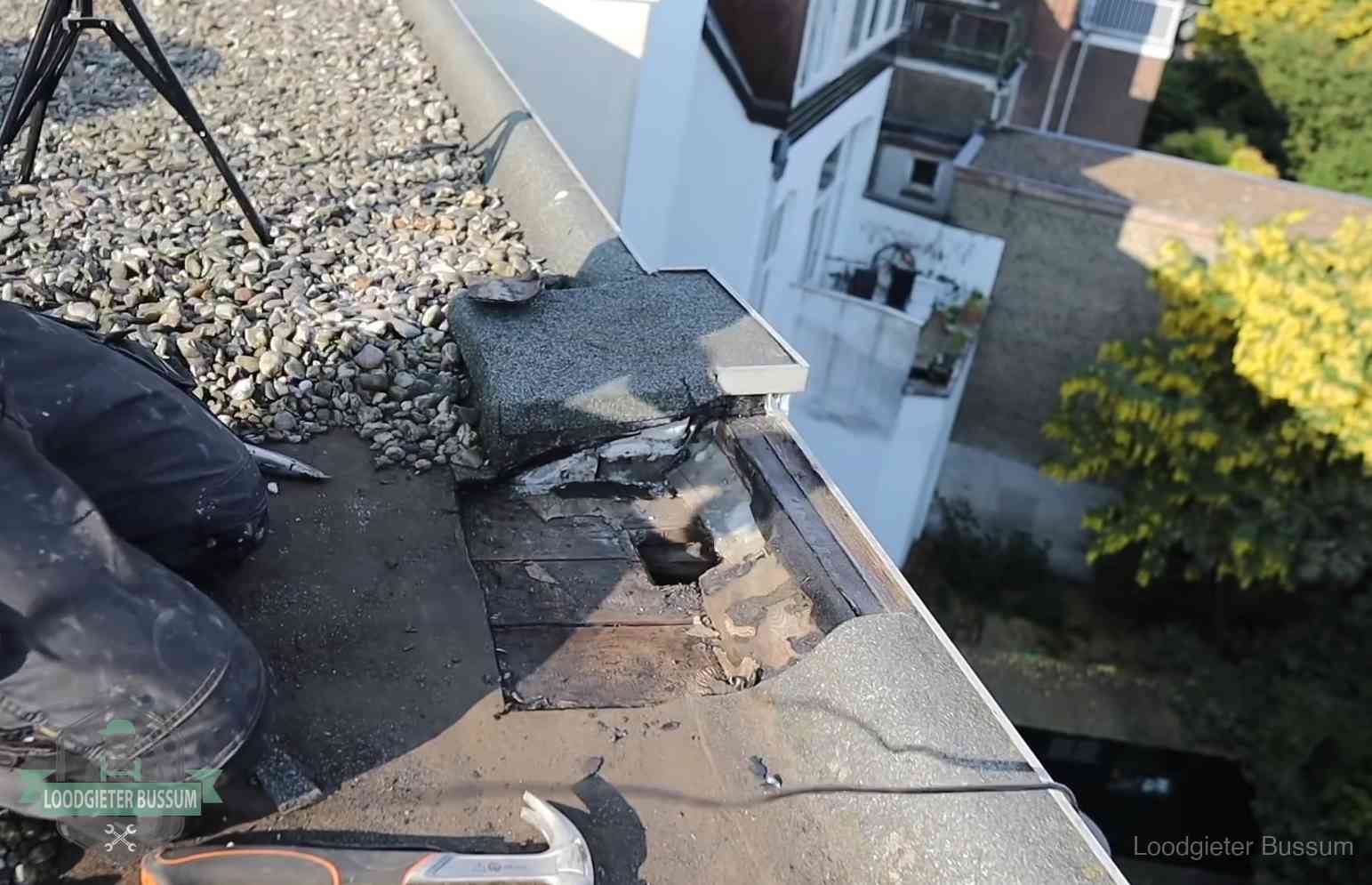 Gevolgen van een daklekkage in Bussum Opengelegde dakrand met verrot dakbeschot door een langdurige daklekkage in Bussum