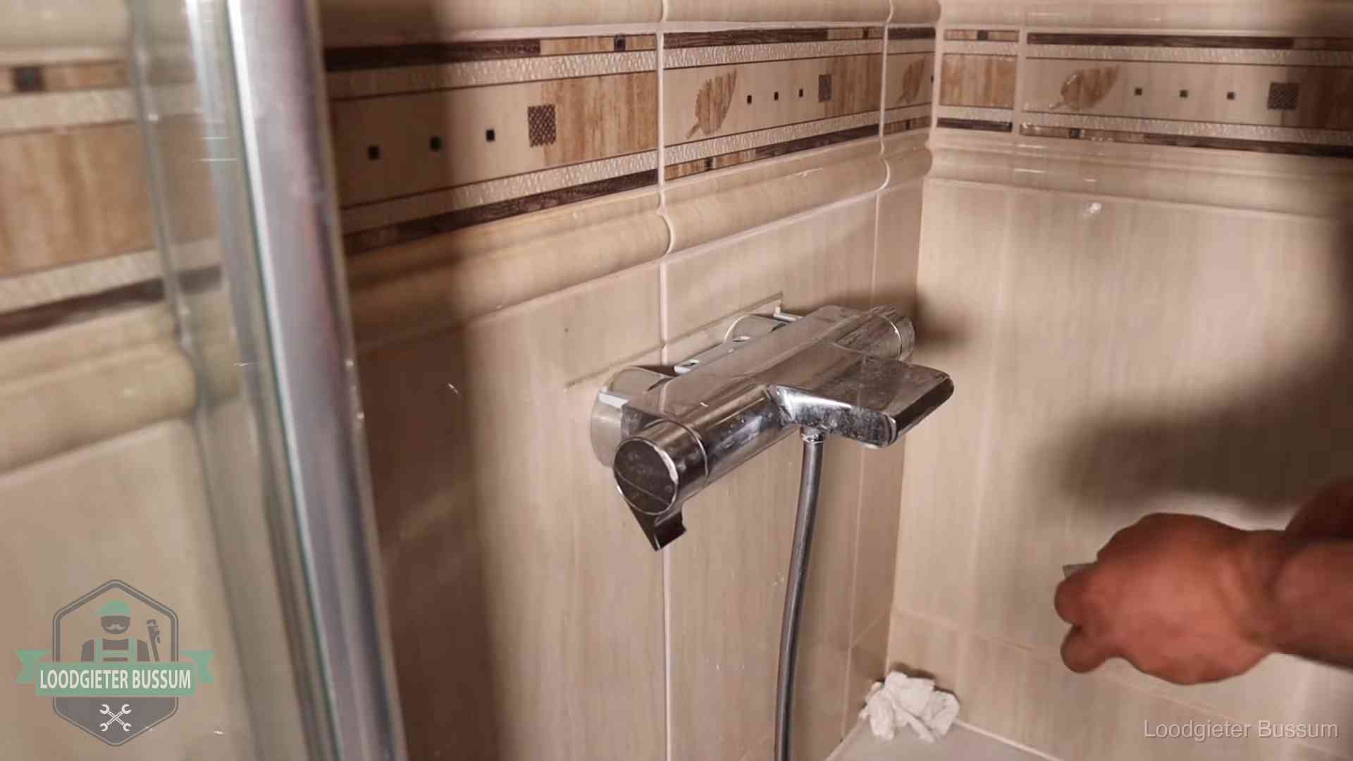 Kalkaanslag en je cv-ketel in Bussum Verkalkte douche-mengkraan in Bussum, hetzelfde kalk dat zich in de warmtewisselaar afzet