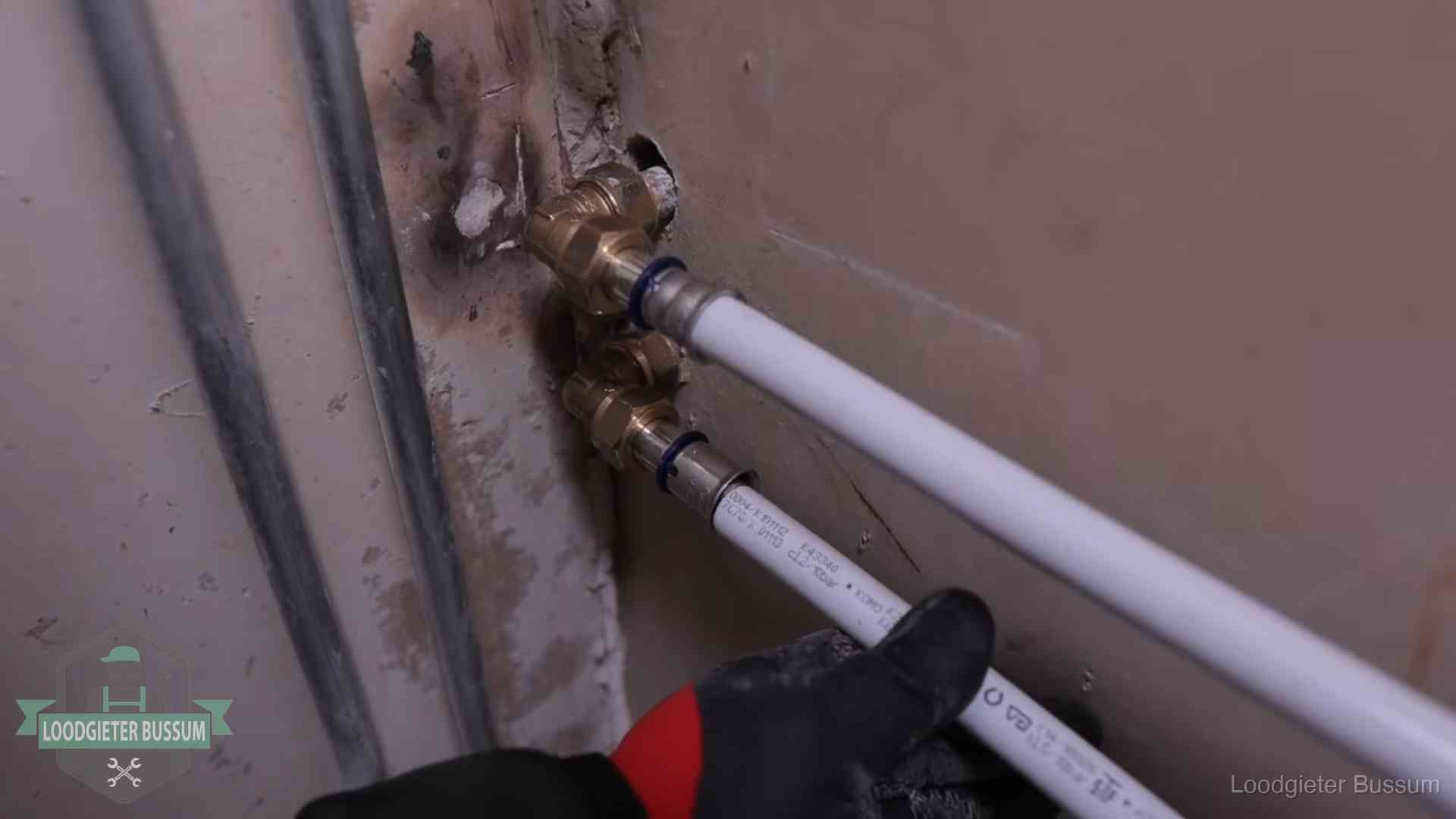 Meerlagenbuizen met keurmerk en rvs persfittingen op muuraansluitingen in Bussum