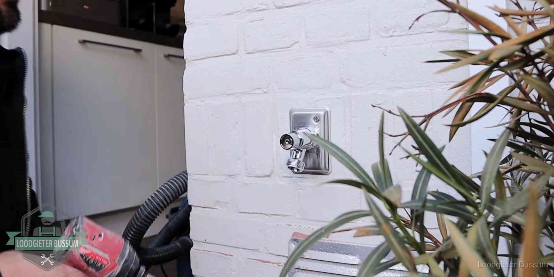 Daklek of leidinglek testen in Bussum Chromen kraan op een muurplaat bij een woning in Bussum, dichtdraaien is stap een van de lektest