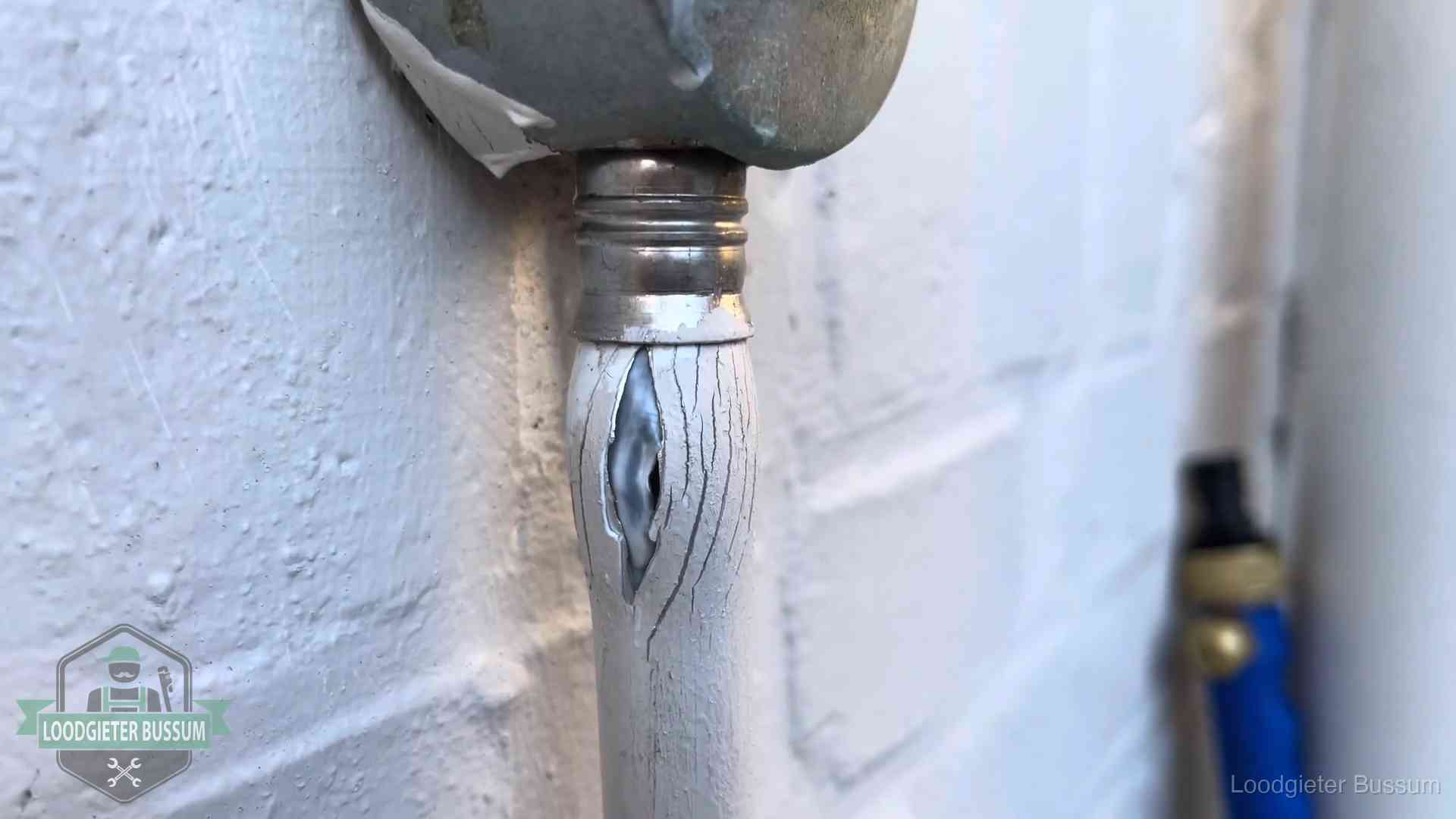 Oude waterleiding in Bussum waar de verf openscheurt, een stille aanwijzing voor een beginnend lek