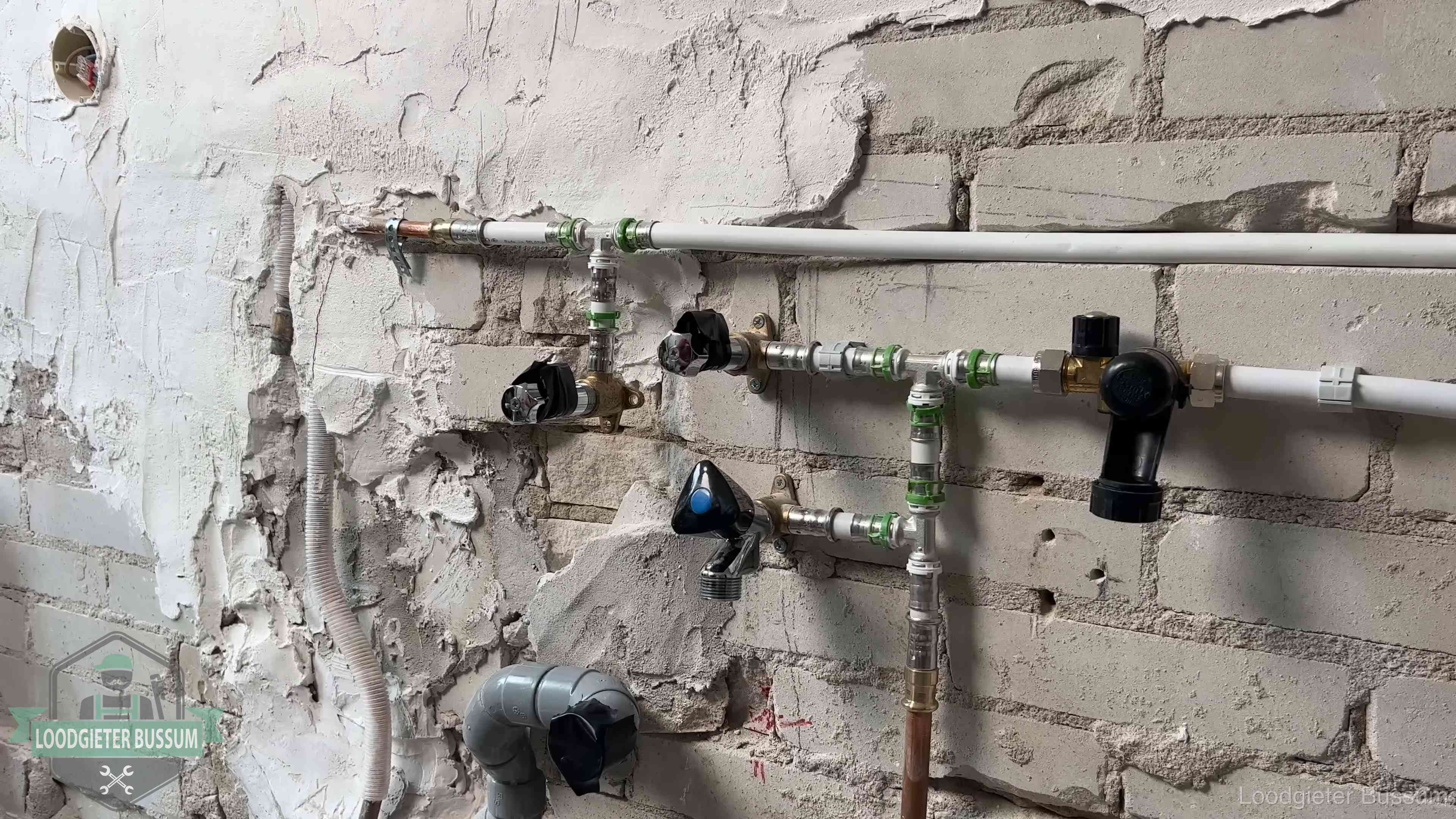 Nieuw aangelegd leidingwerk met persfittingen tijdens een verbouwing in Bussum