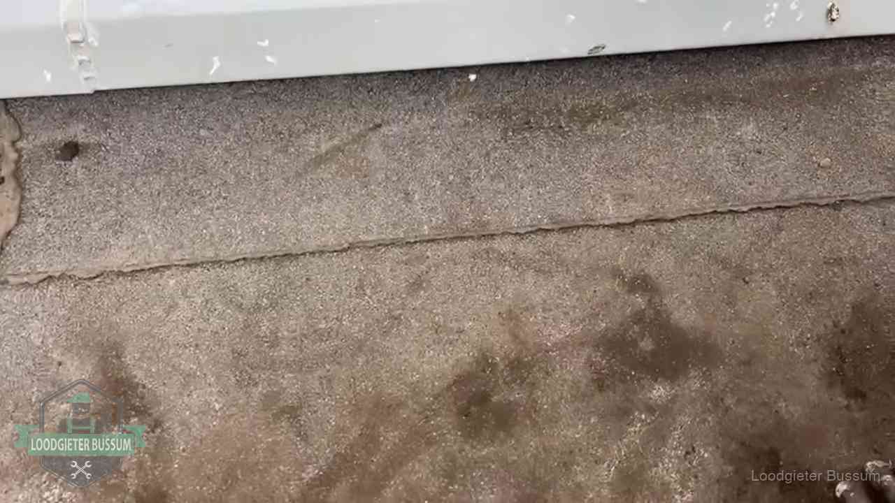 Stormschade en neerslag op daken in Bussum Vochtplekken bij de naad van een plat dak na aanhoudende regen in Bussum