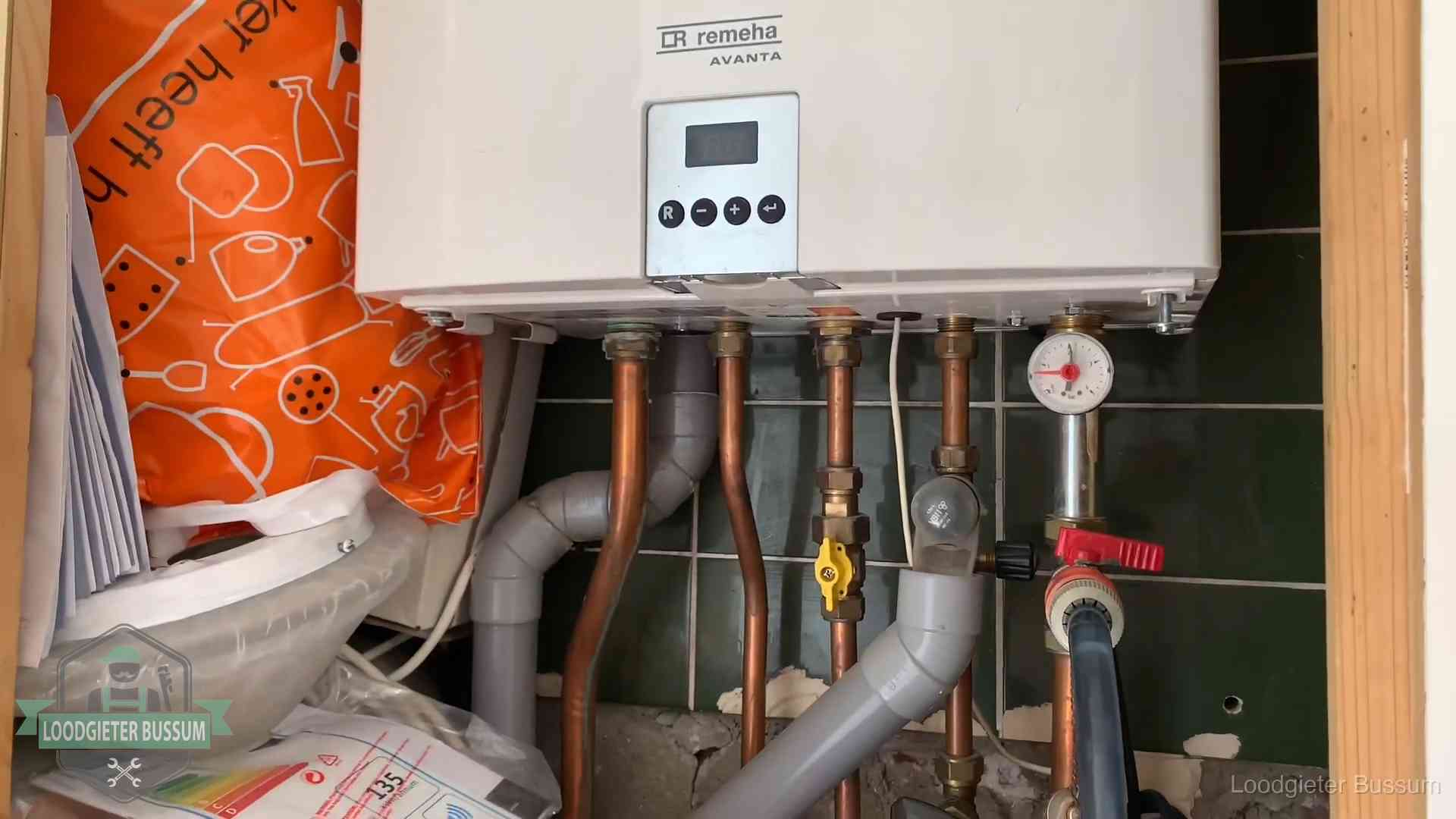 Remeha cv-ketel onderhoud in Bussum Oudere Remeha cv-ketel in een ketelkast in een woning in Bussum