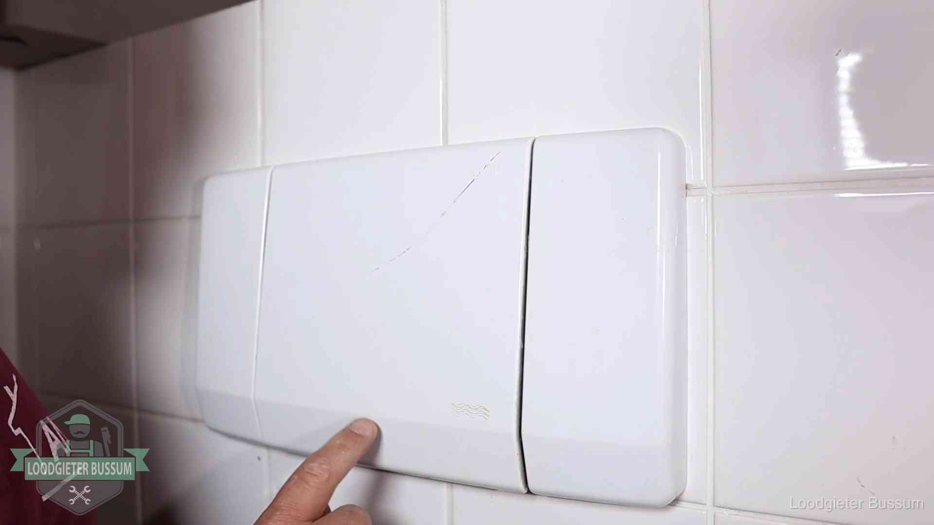 Bedieningspaneel van een inbouwreservoir van een hangend toilet in Bussum