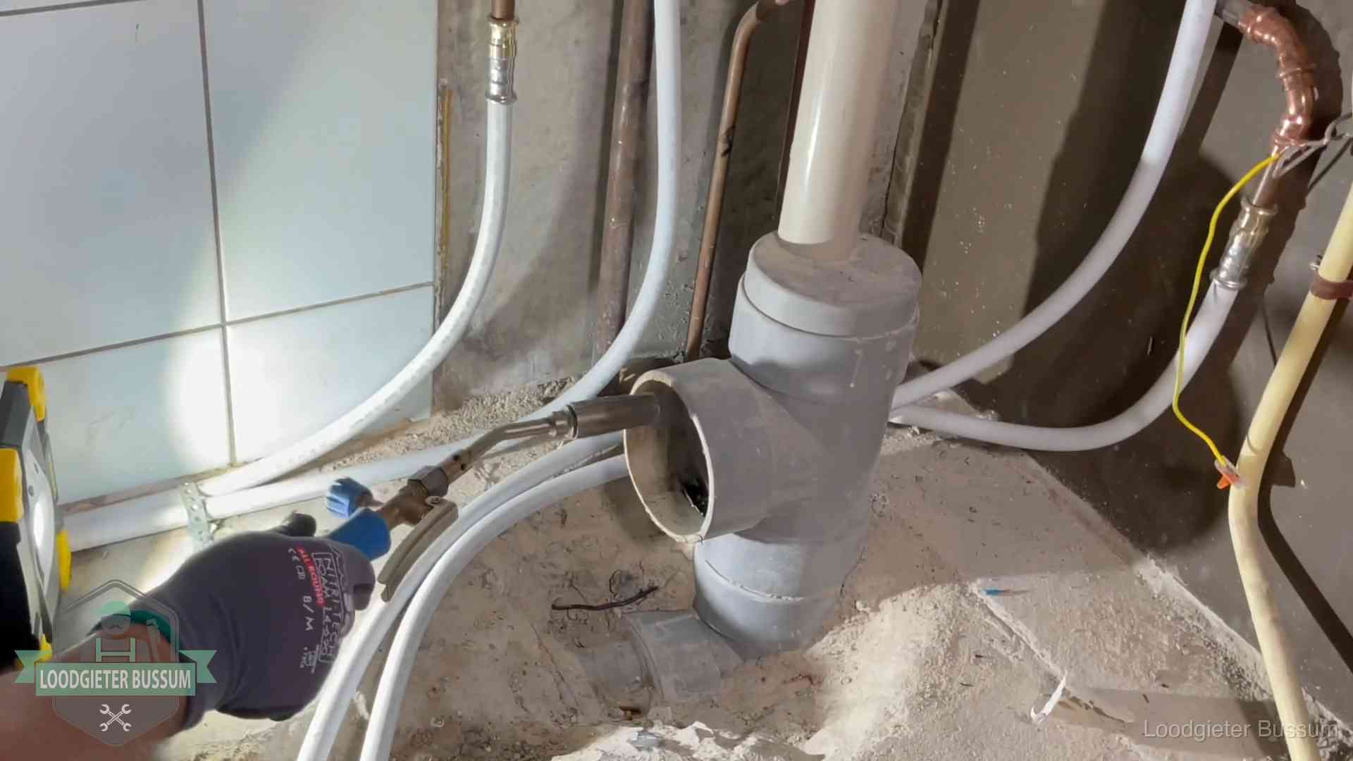 Loodgieter werkt aan leidingen bij de pvc-standleiding van een huurwoning in Bussum