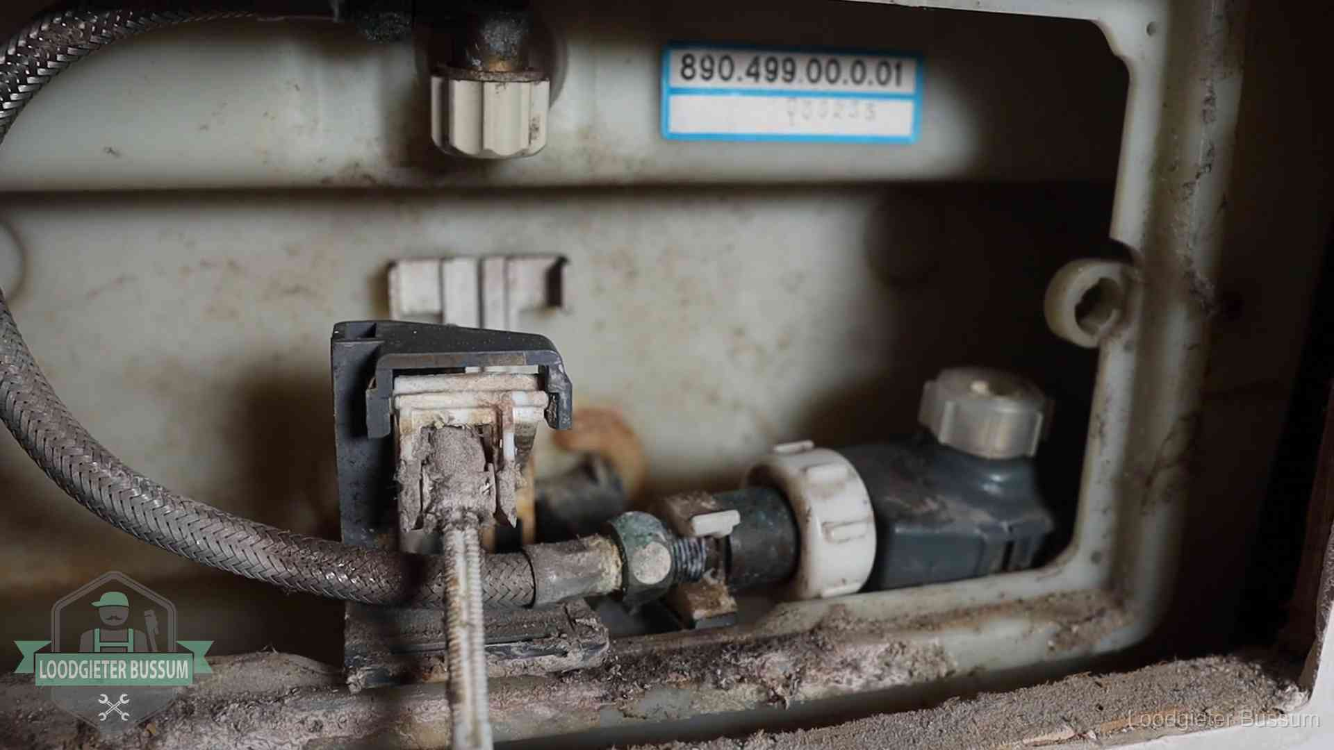 Verkalkt binnenwerk van een stortbak met vlotterkraan in Bussum
