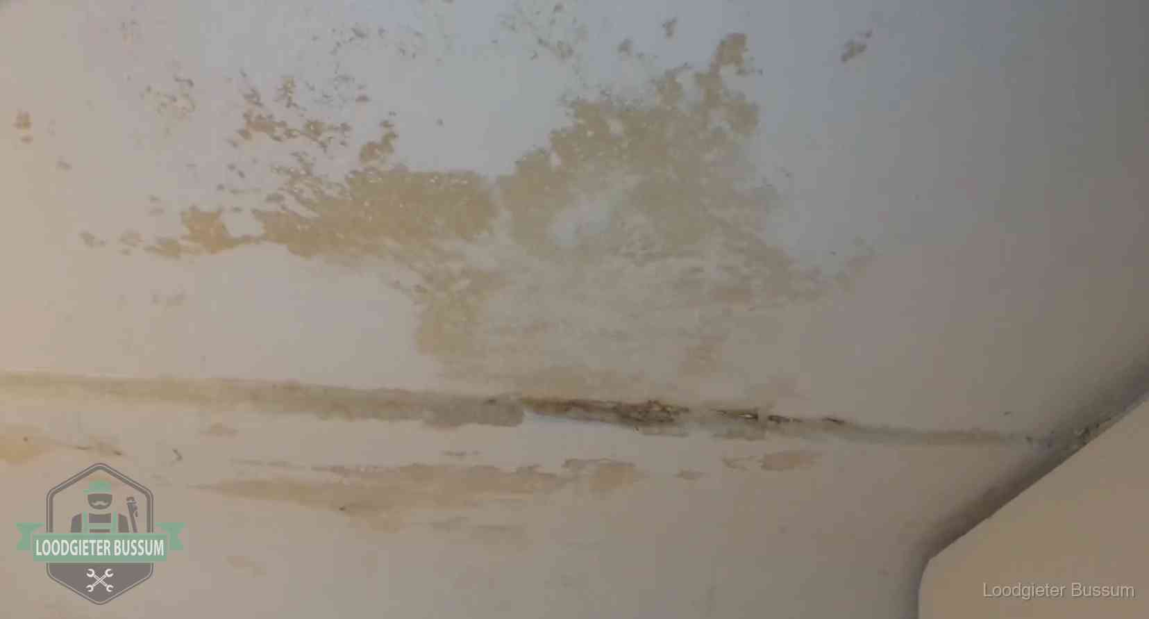 Watervlekken op een plafond in Bussum, schade die je bij de verzekering meldt