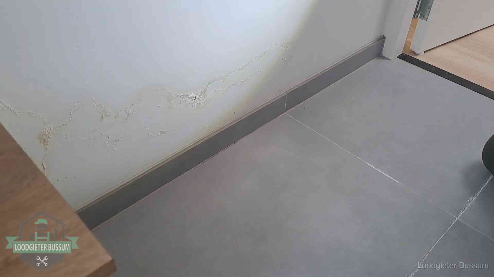 Verzekering en daklekkage in Bussum Waterschade met kalkuitbloeiing op een binnenwand in Bussum, vastgelegd voor de verzekering