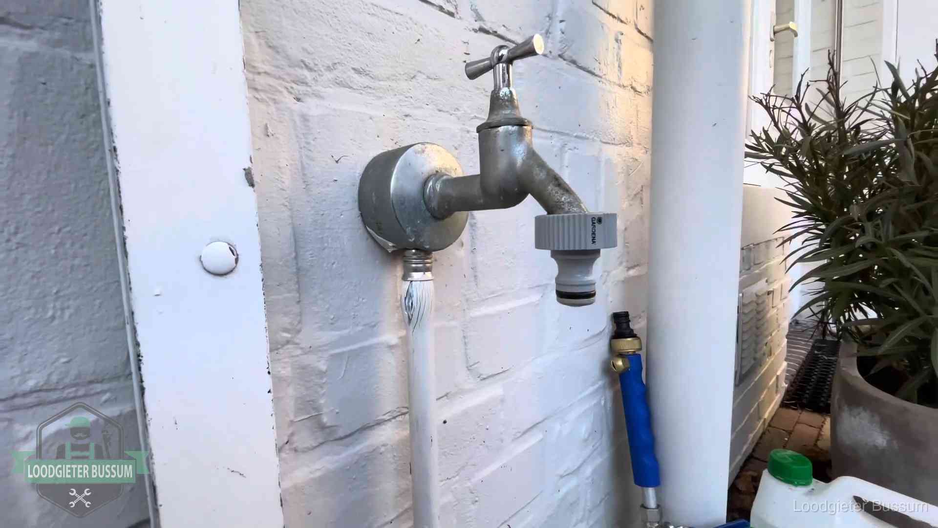 Buitenkraan met slangaansluiting bij een woning in Bussum, sluipverbruik zie je terug op de waterrekening