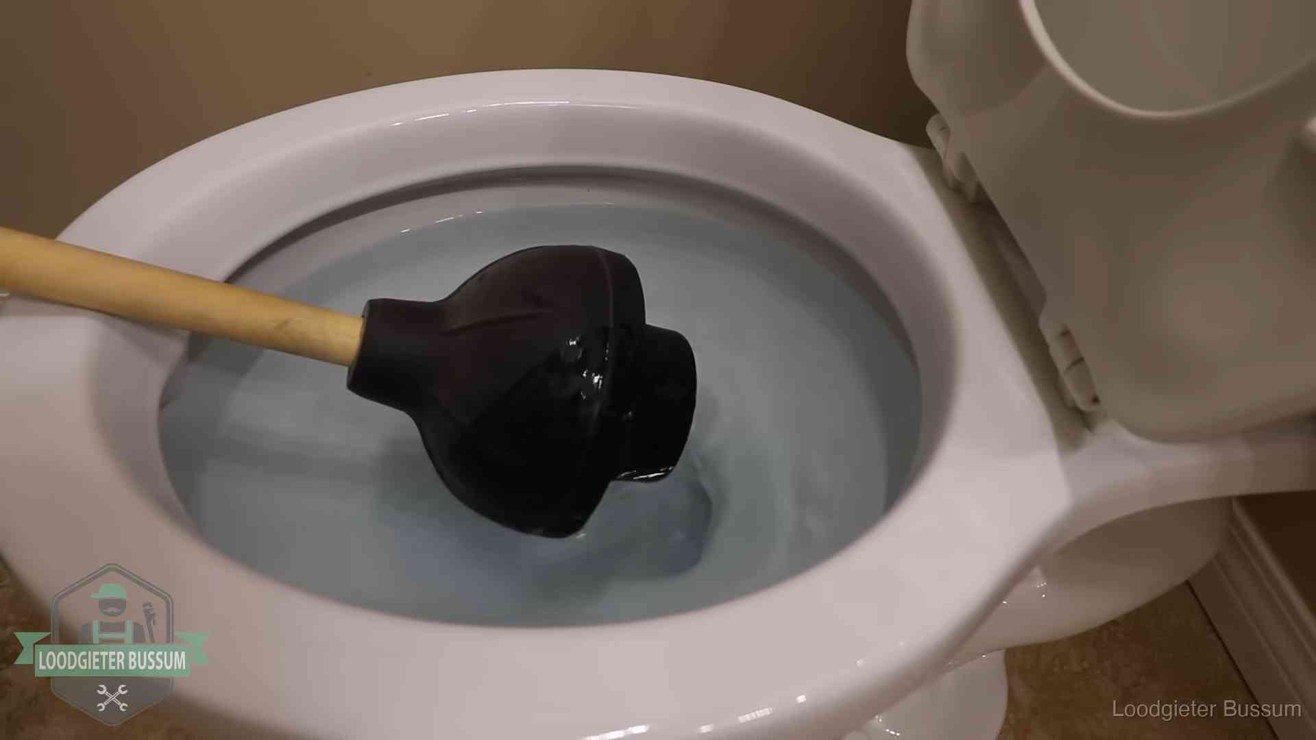 Plopper in een wc-pot die vol water staat in Bussum