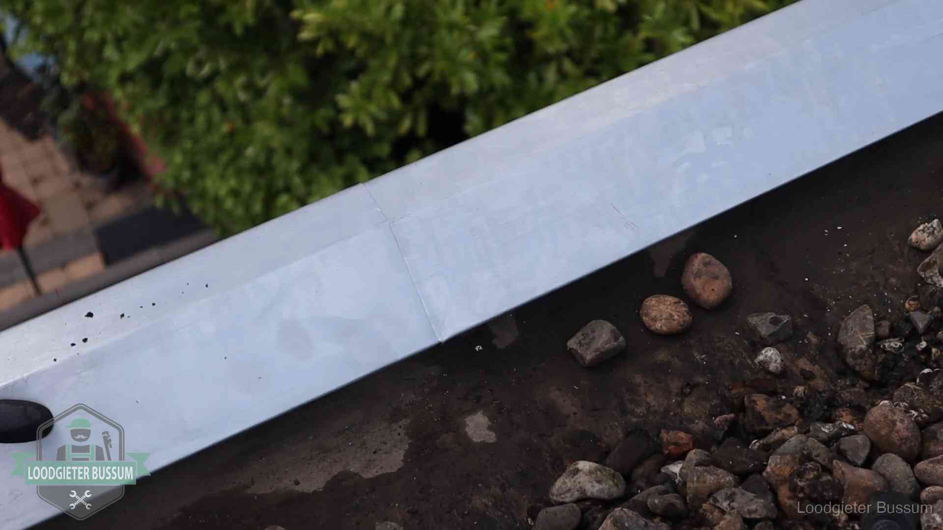 Garantie op dakwerk in Bussum Strak gesoldeerd naaddetail in een zinken daktrim op een dak in Bussum